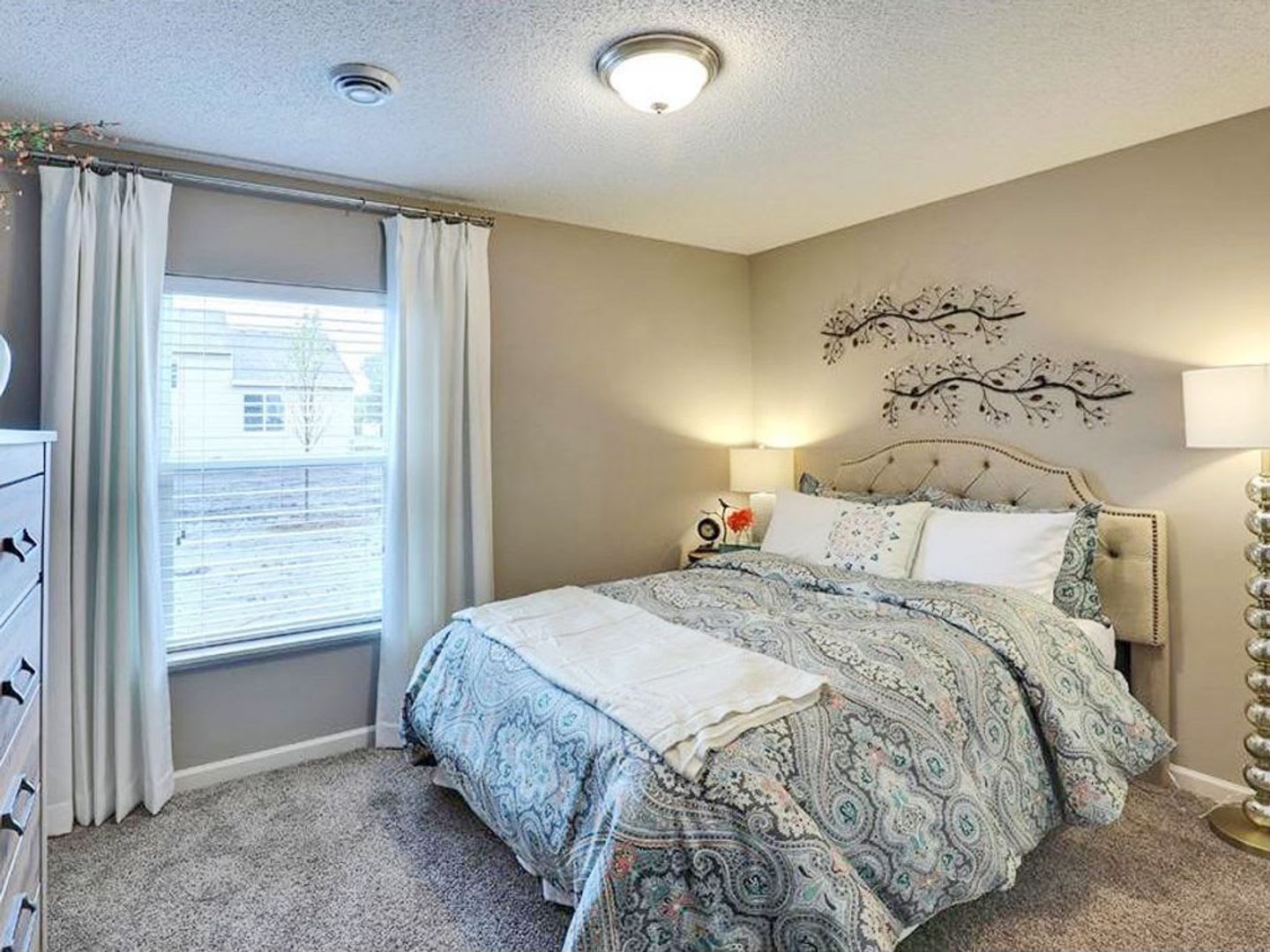 Like New Home With 3 Car Garage Granite Kitchen Vaulted Ceilings Primary Suite 3Brs On Upper Level More – photo 3