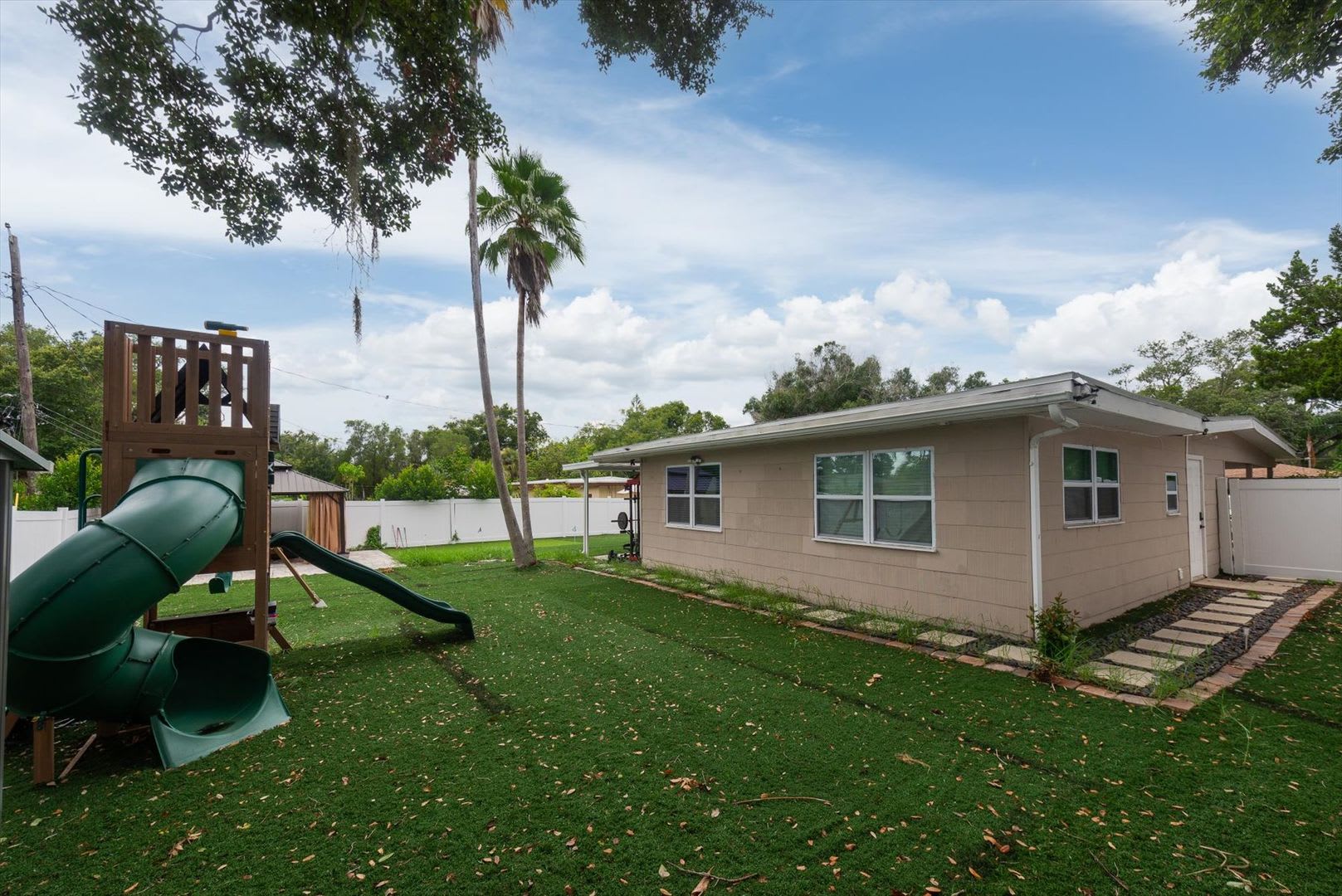 Updated 4-Bedroom in Clearwater. Minutes from Clearwater Beach! – photo 5