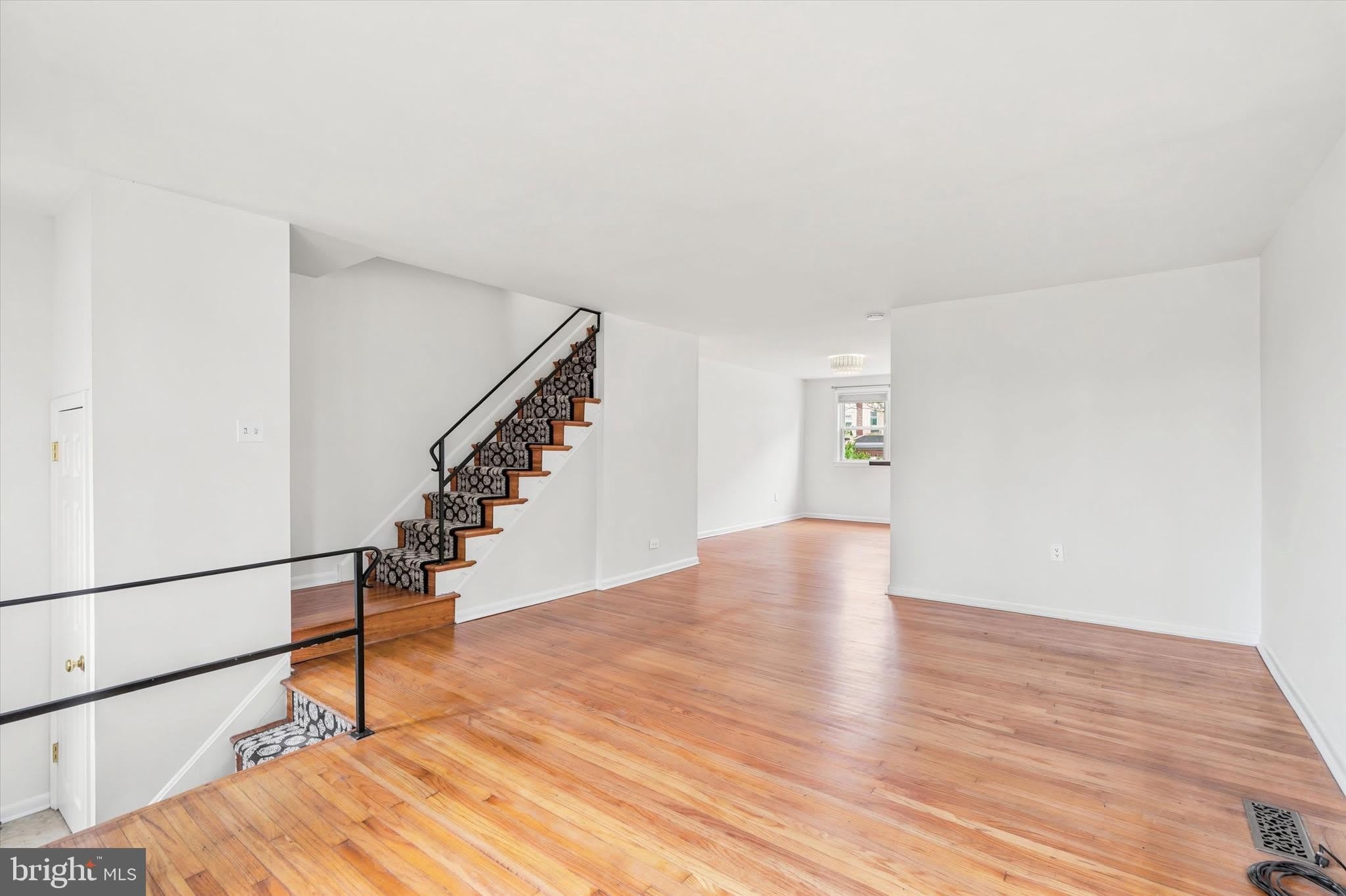 889 OXFORD Avenue – photo 2