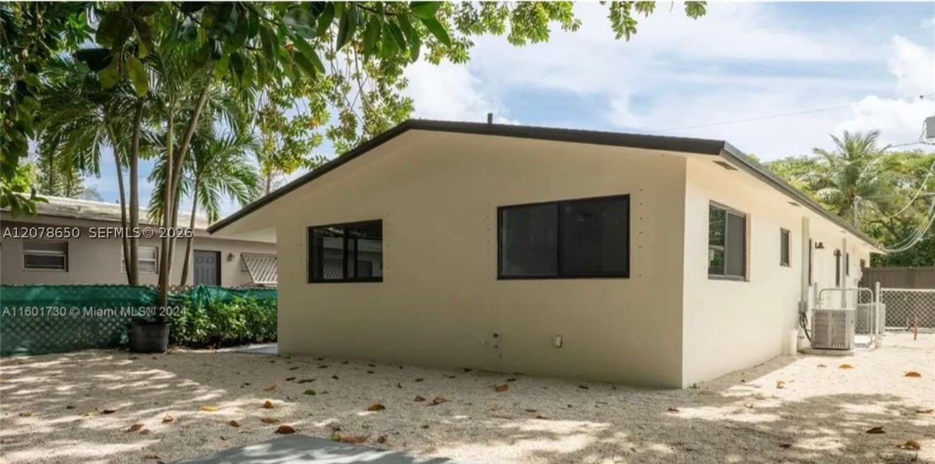 1949 Riverside Dr – photo 3