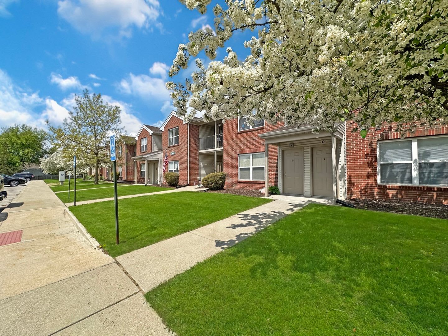 Minutes from Adrian College************** Massive 2 Bedroom 2 Bath*****************Rent $1,150/month – photo 2