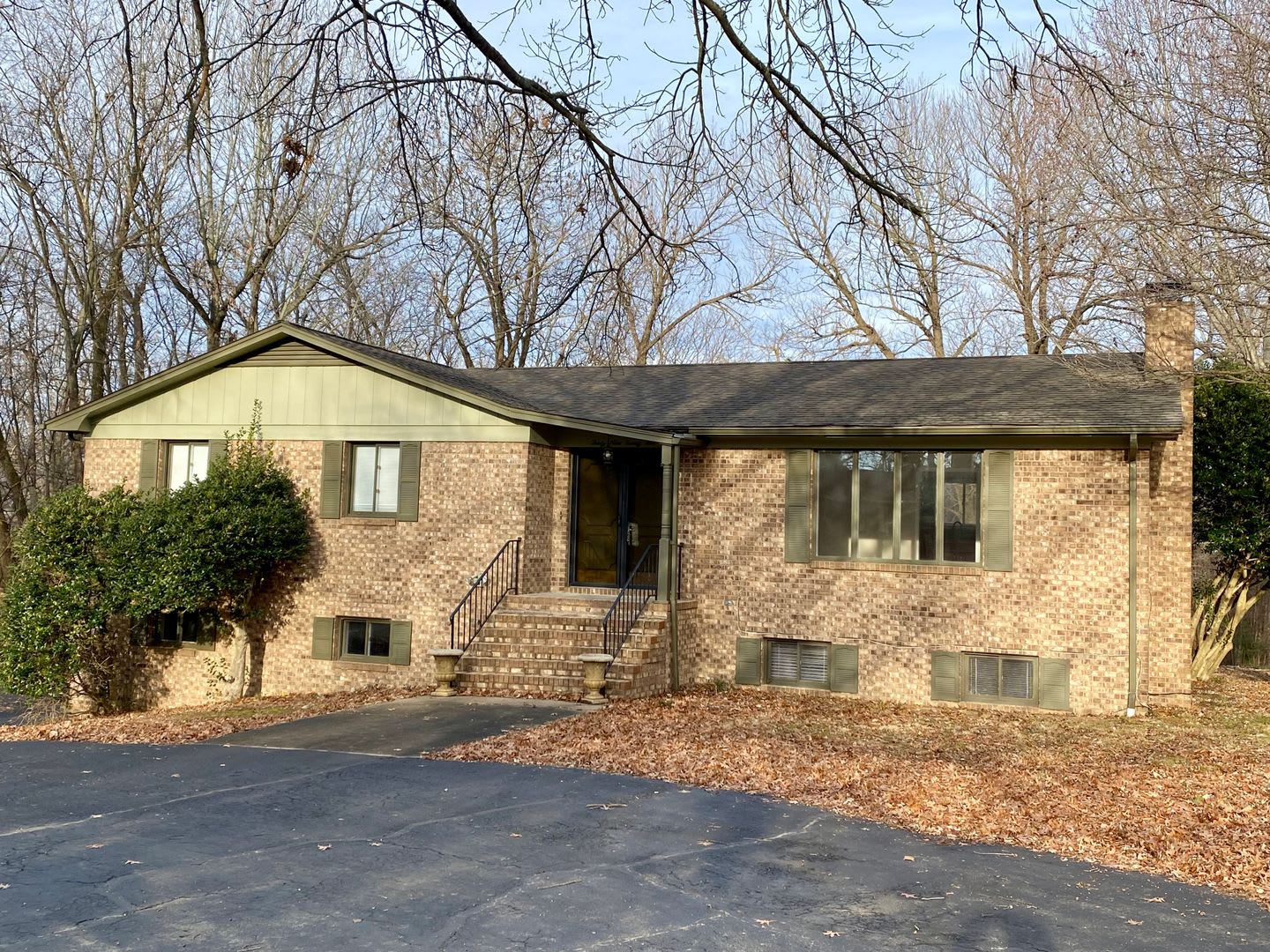 Halehaven Home: Beautifully Renovated 3 bdrm, 2.5 bath with finished basement – photo 1