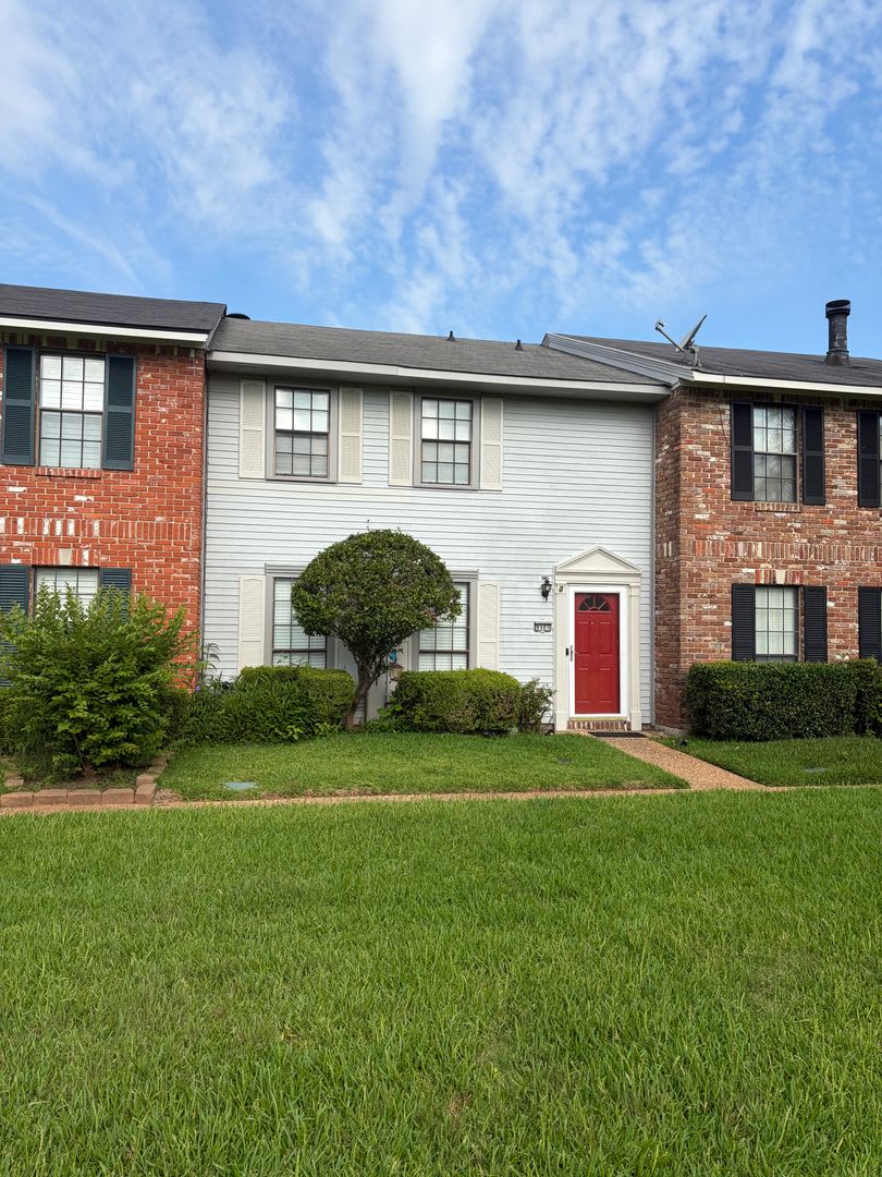 Beautiful 3 Bedroom Townhome – photo 1