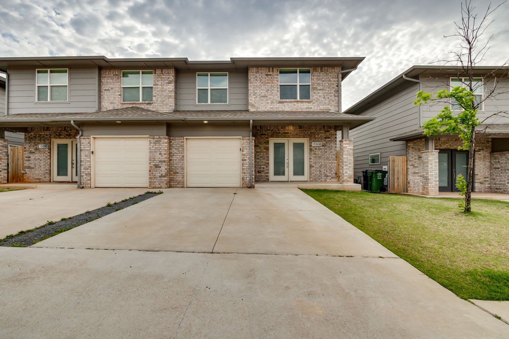 Large 3 Bed 2.5 Bath Duplex Includes Office Space (See Contact Info Below) – photo 2