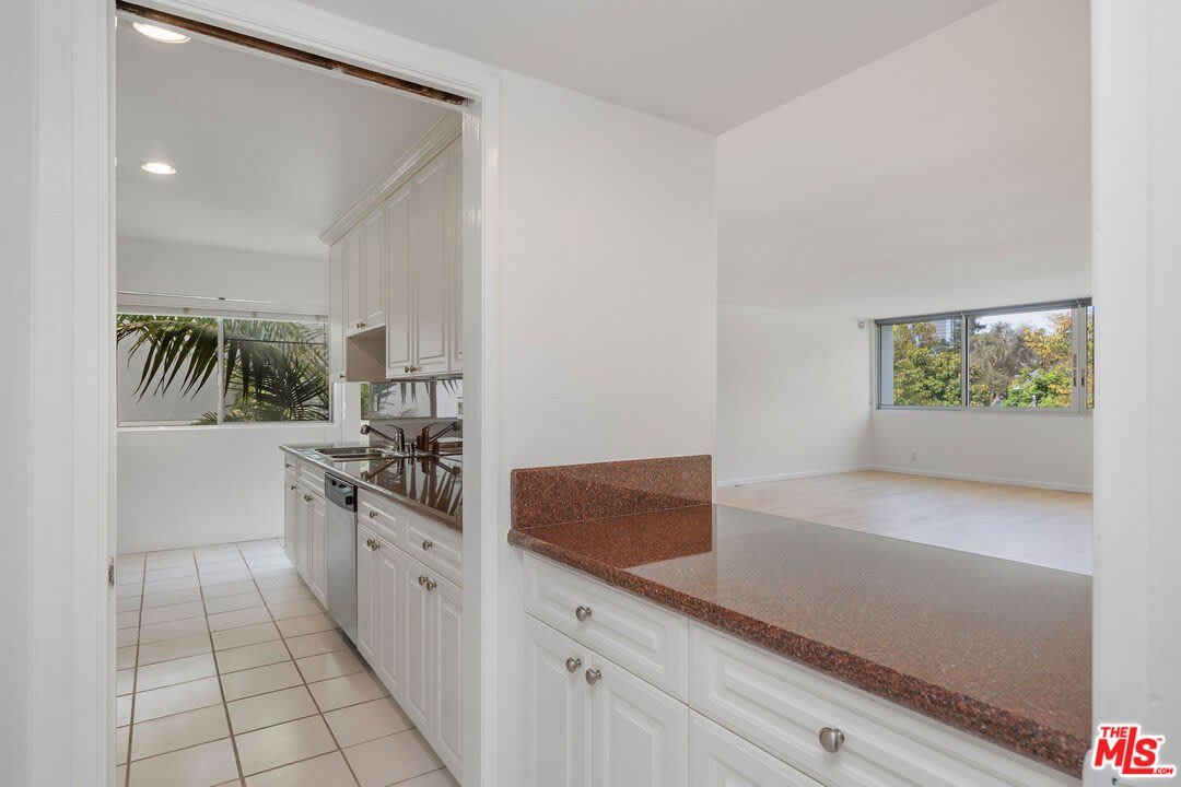 440 S Roxbury Dr – photo 4