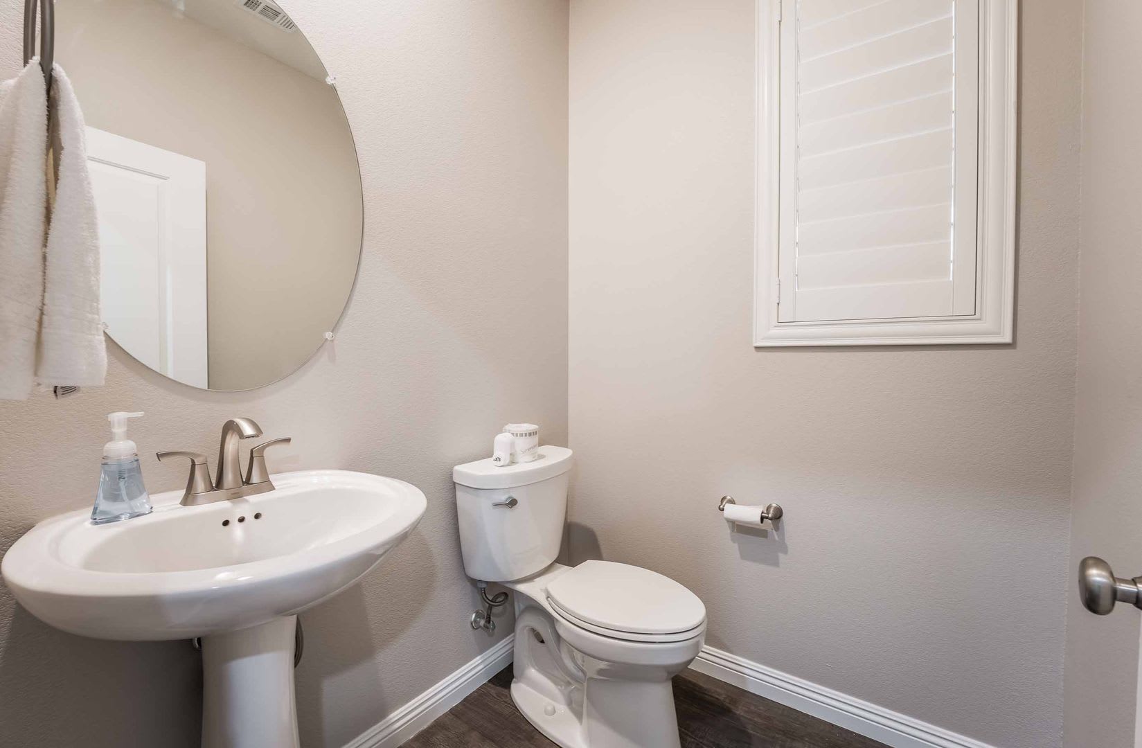 Modern Gated Townhome with Designer Finishes in Southwest Las Vegas! – photo 3