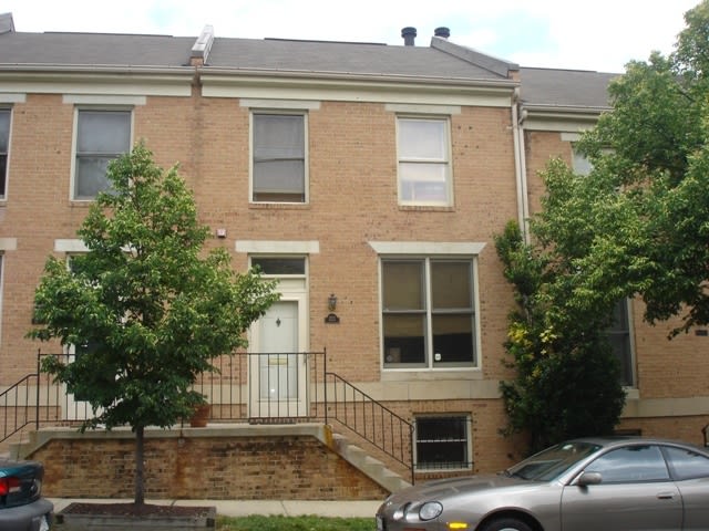 1211 S. Linwood Ave. Huge 3BR, 3.5BA Townhouse in Canton – photo 1