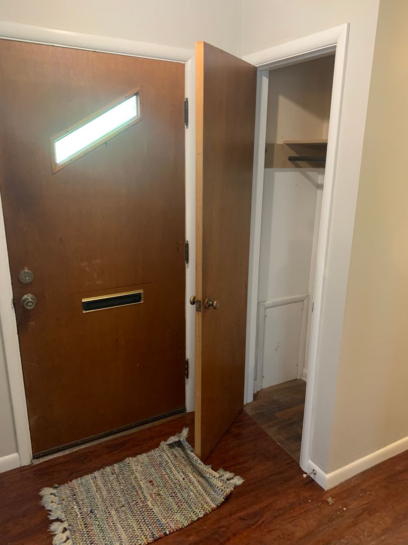 Cute 2BR/1BA on top of the hill just across the street from U of A Campus! – photo 2