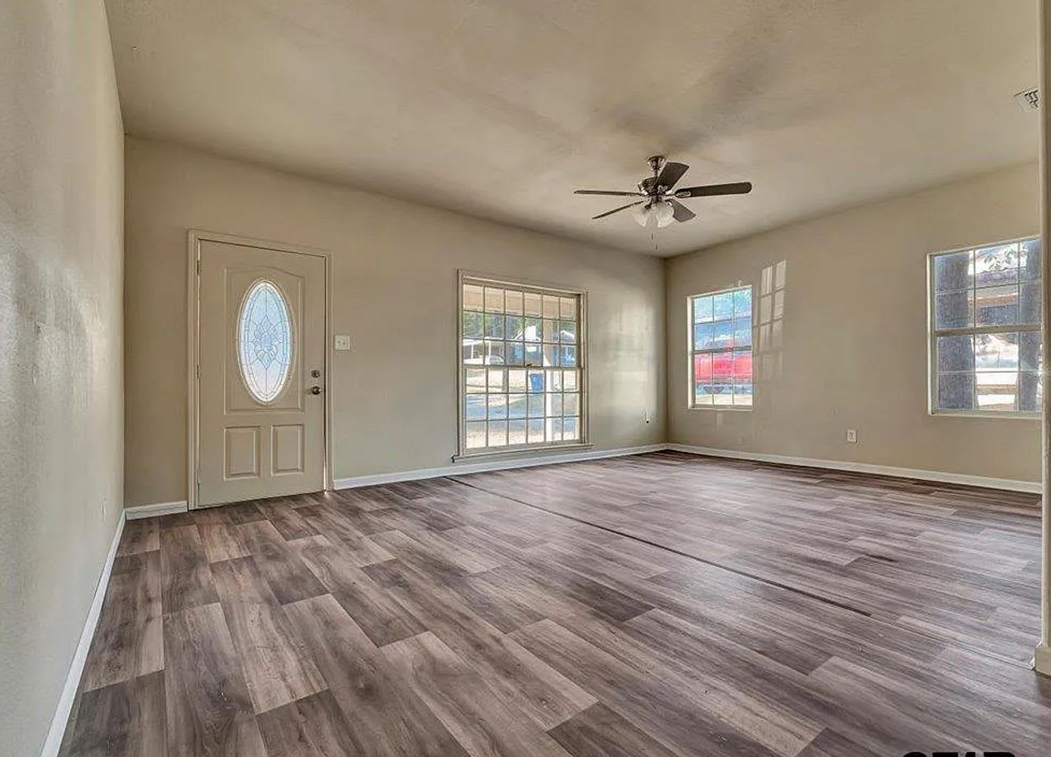 Cute 3 Bedroom 2 Bathroom Home! Available Now – photo 2