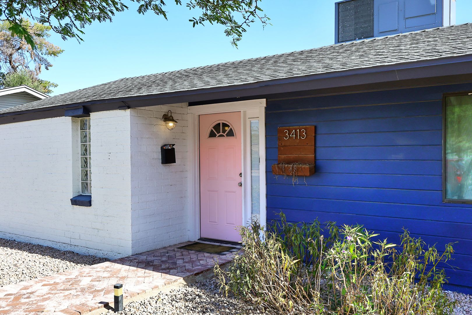 Fully Furnished Remodeled 4 Bedroom 4 Bathroom Home With Spacious Back Yard Pool In Central Phoenix – photo 3