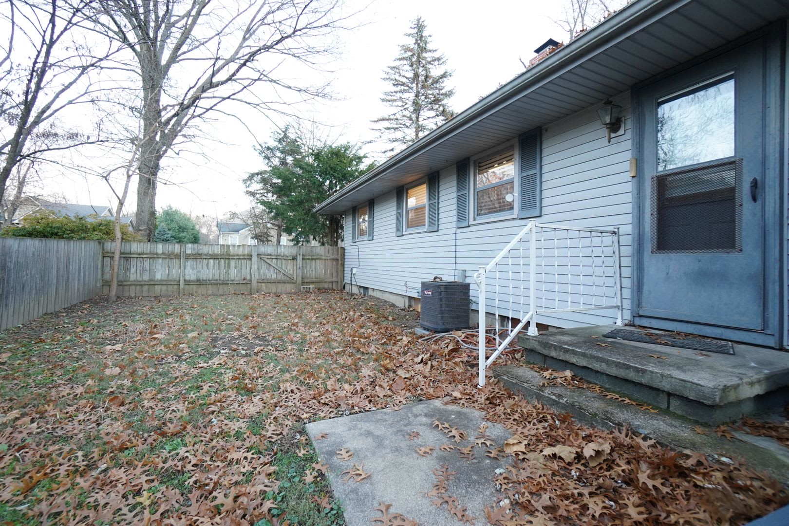 4 Bedroom 2 Bathroom FULLY FURNISHED Home with Fenced in Backyard and 2 Car Garage – photo 2