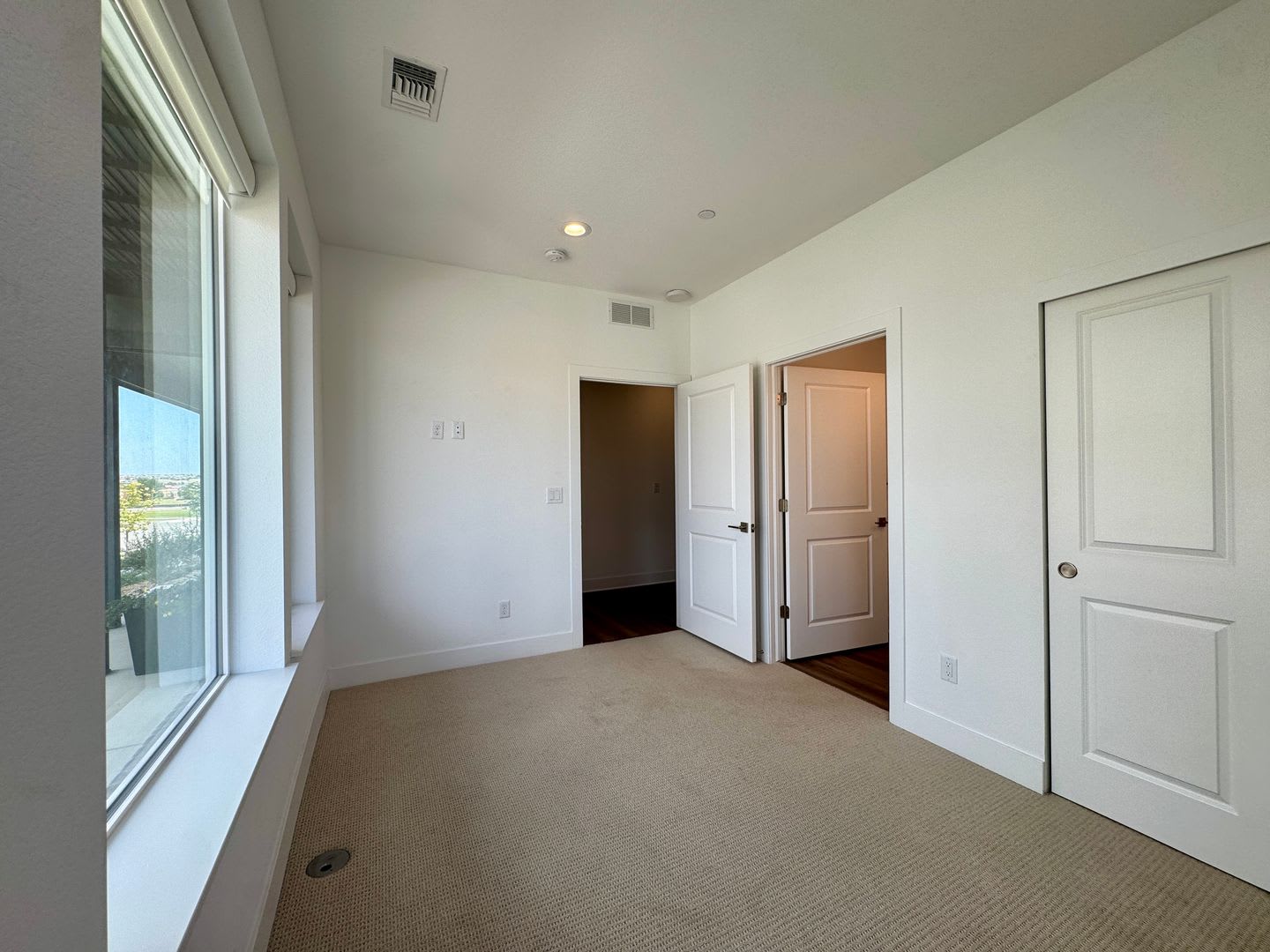 Modern 3-Bedroom Townhome in Erie – photo 5