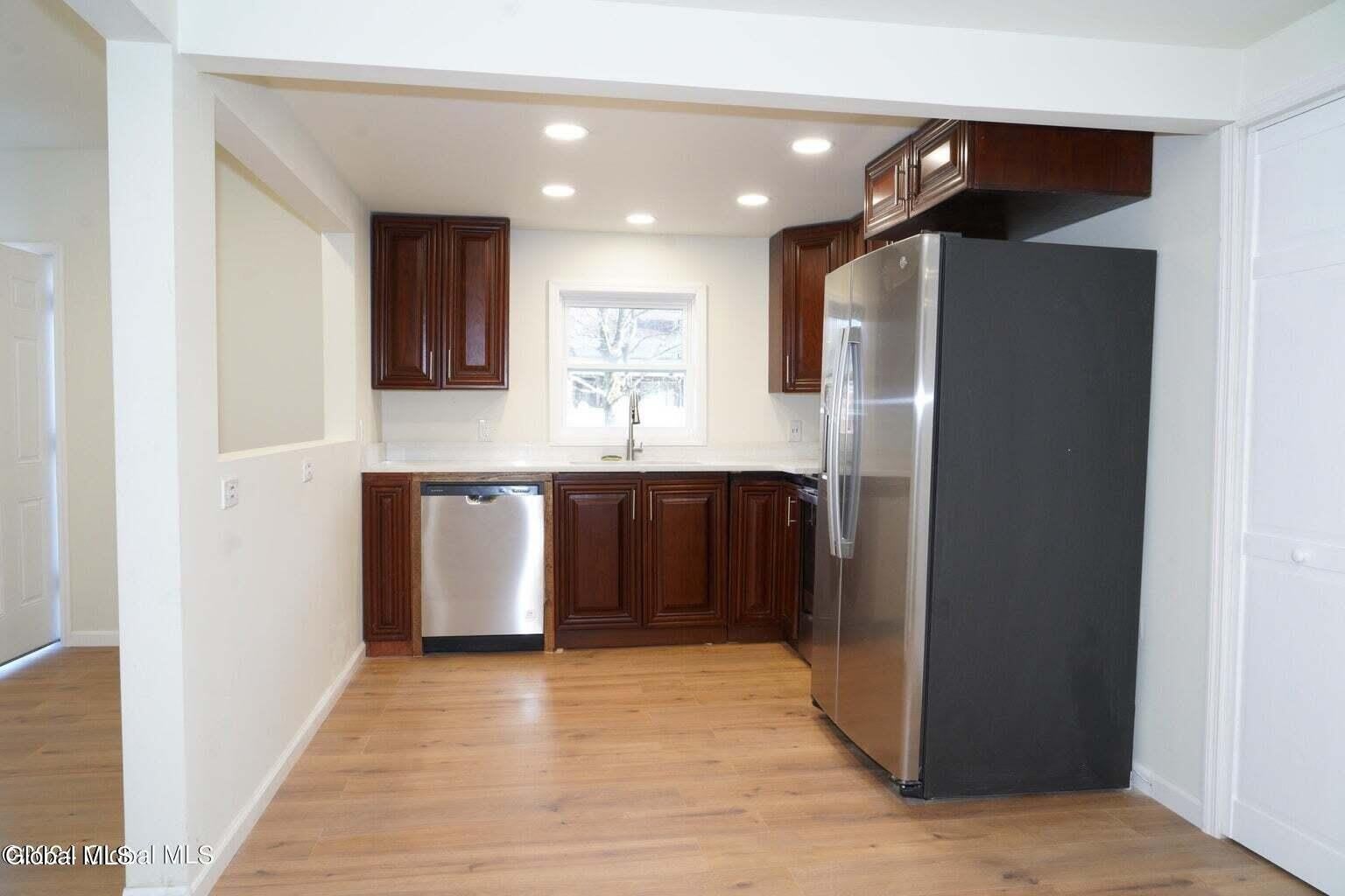 21 Van Heusen Street – photo 4