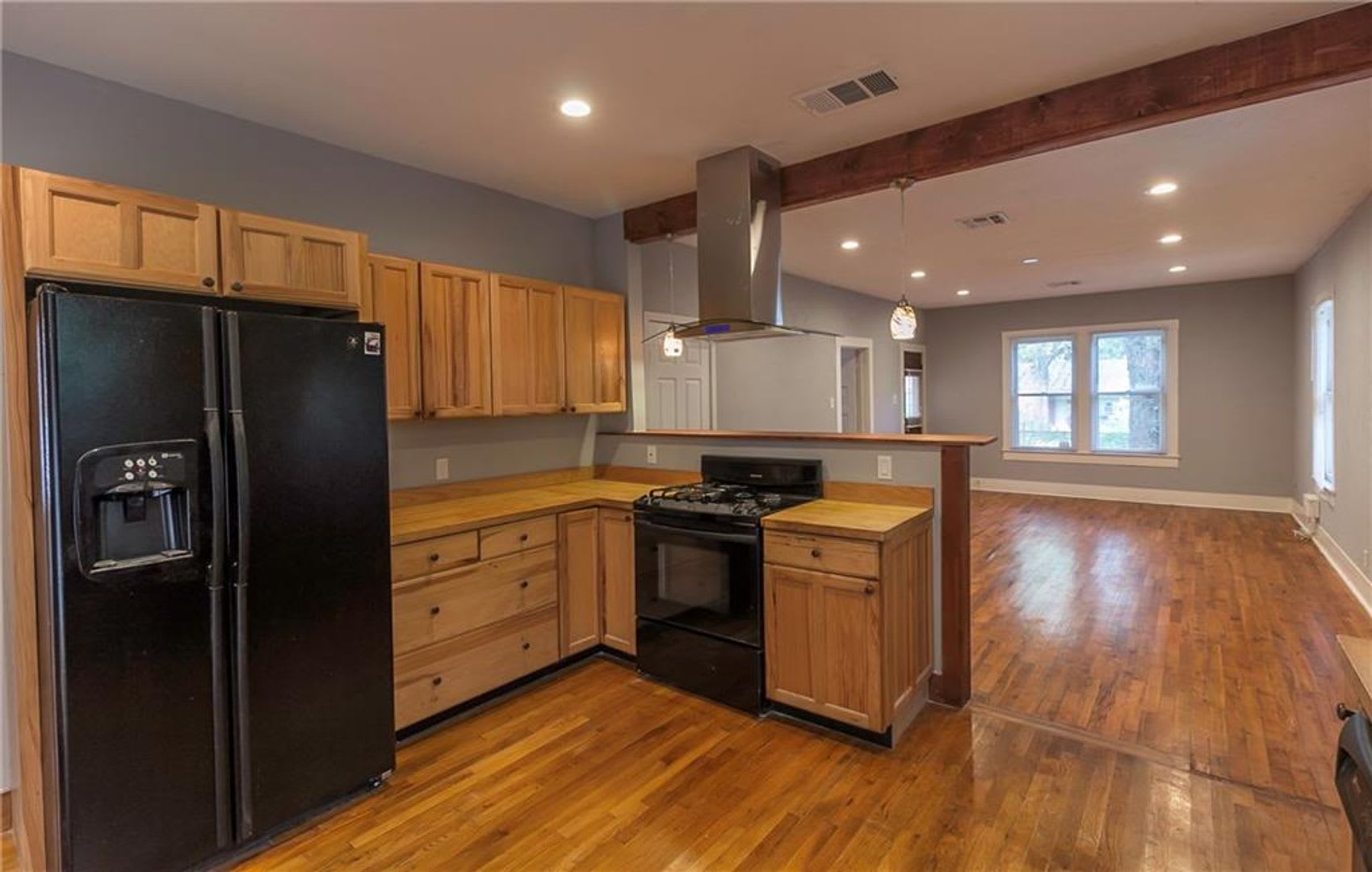Gorgeous Hyde Park 7 bed House featuring flexible, updated floor plan. – photo 2