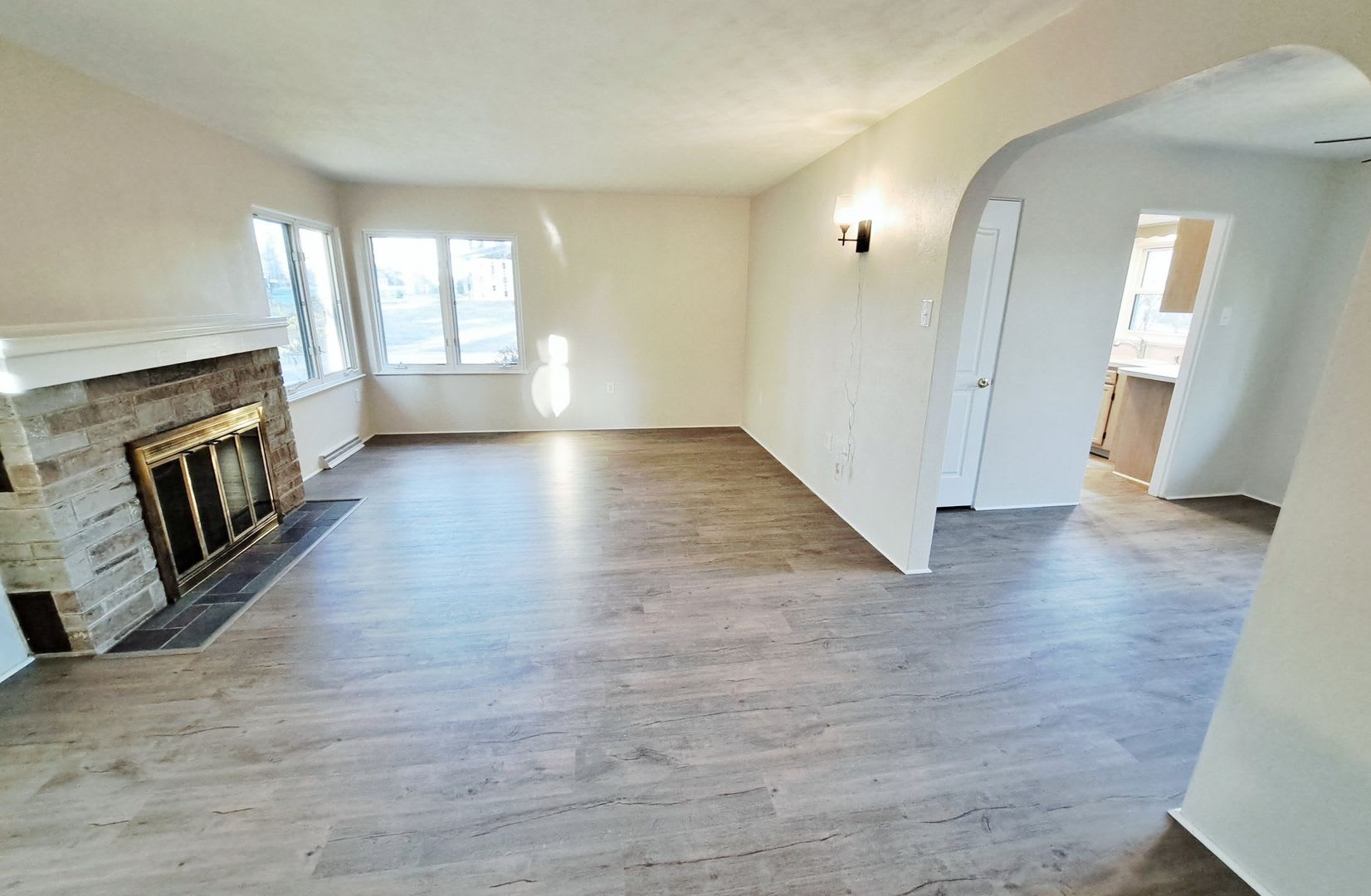 3 Bed / 1-1/2 Bath Single Family Home w/ 2-Car Garage – photo 4