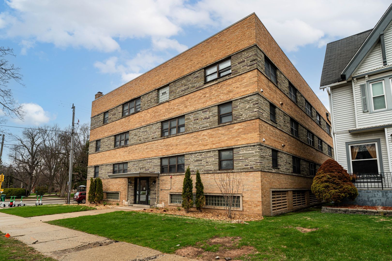 2600 E Kenwood Blvd – photo 3