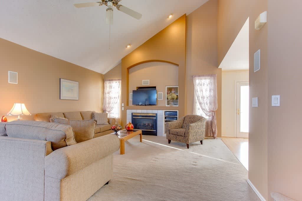 Great 3BR 2.5BA w/ Finished Basement! Excellent Location! – photo 1
