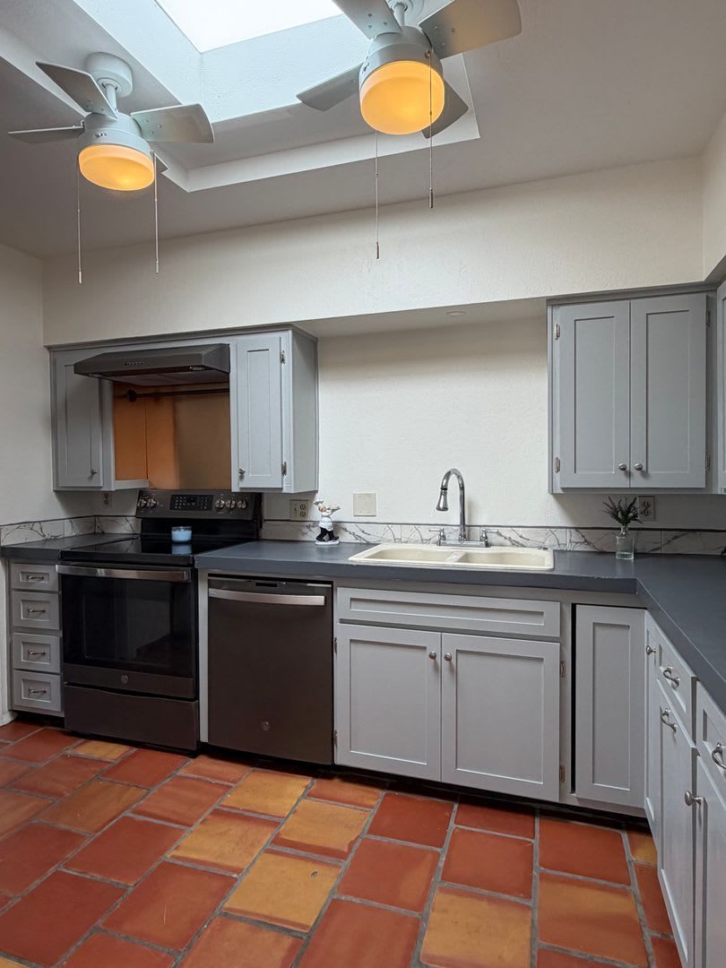 Stylishly Remodeled 2-Bedroom 2 Bath Townhome in Pueblo Villas – photo 5