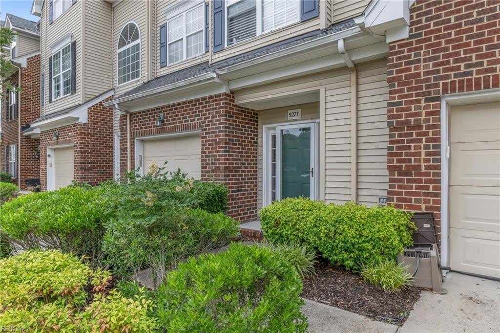 5277 Summer Crescent – photo 1