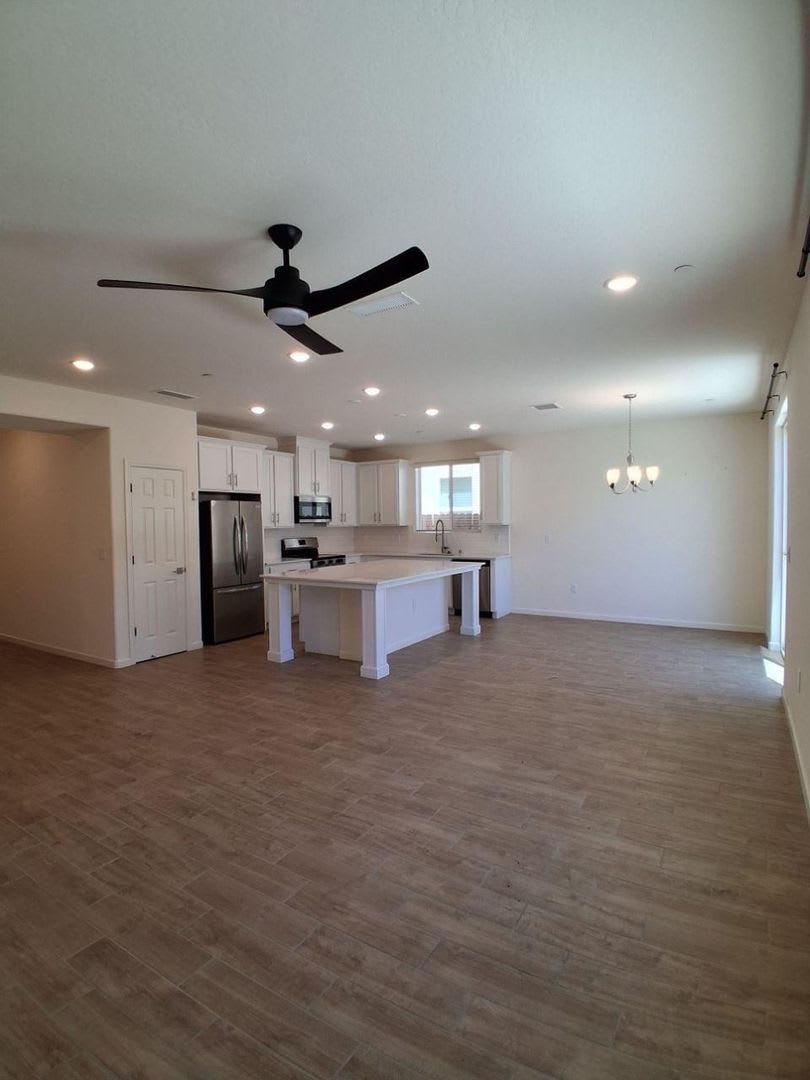 Special Half Of First Month S Rent Solar Included Spacious Single Story Fresno Home With Den 2 Car Garage – photo 2