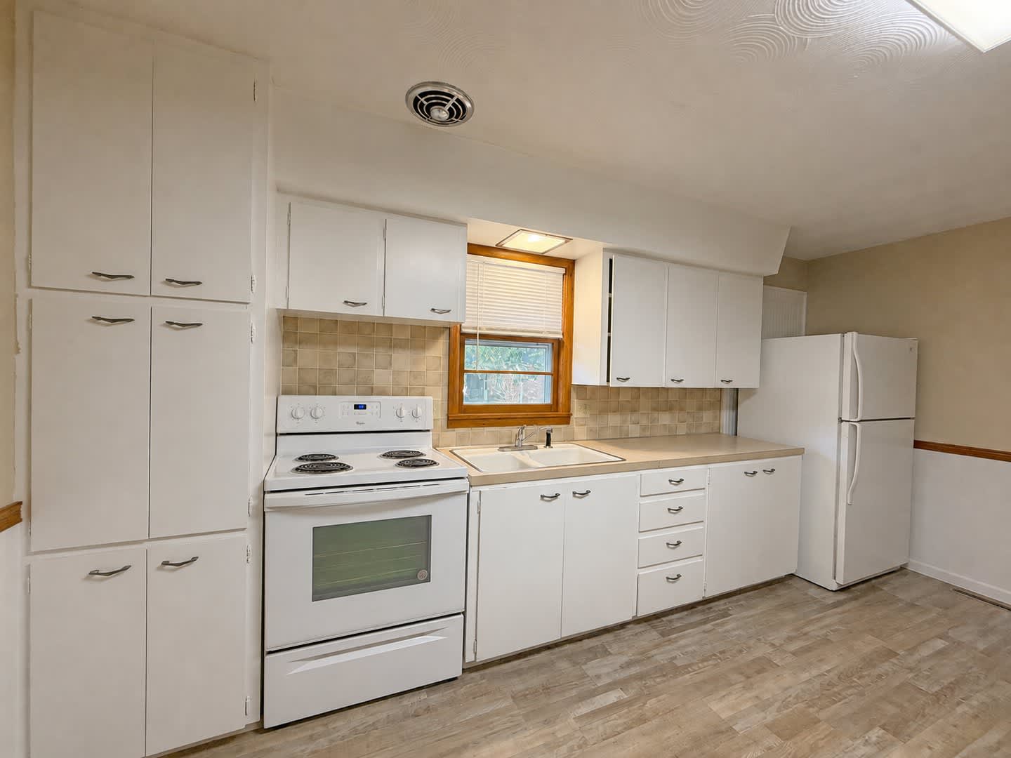 Cute & Clean Duplex Available Now! – photo 4