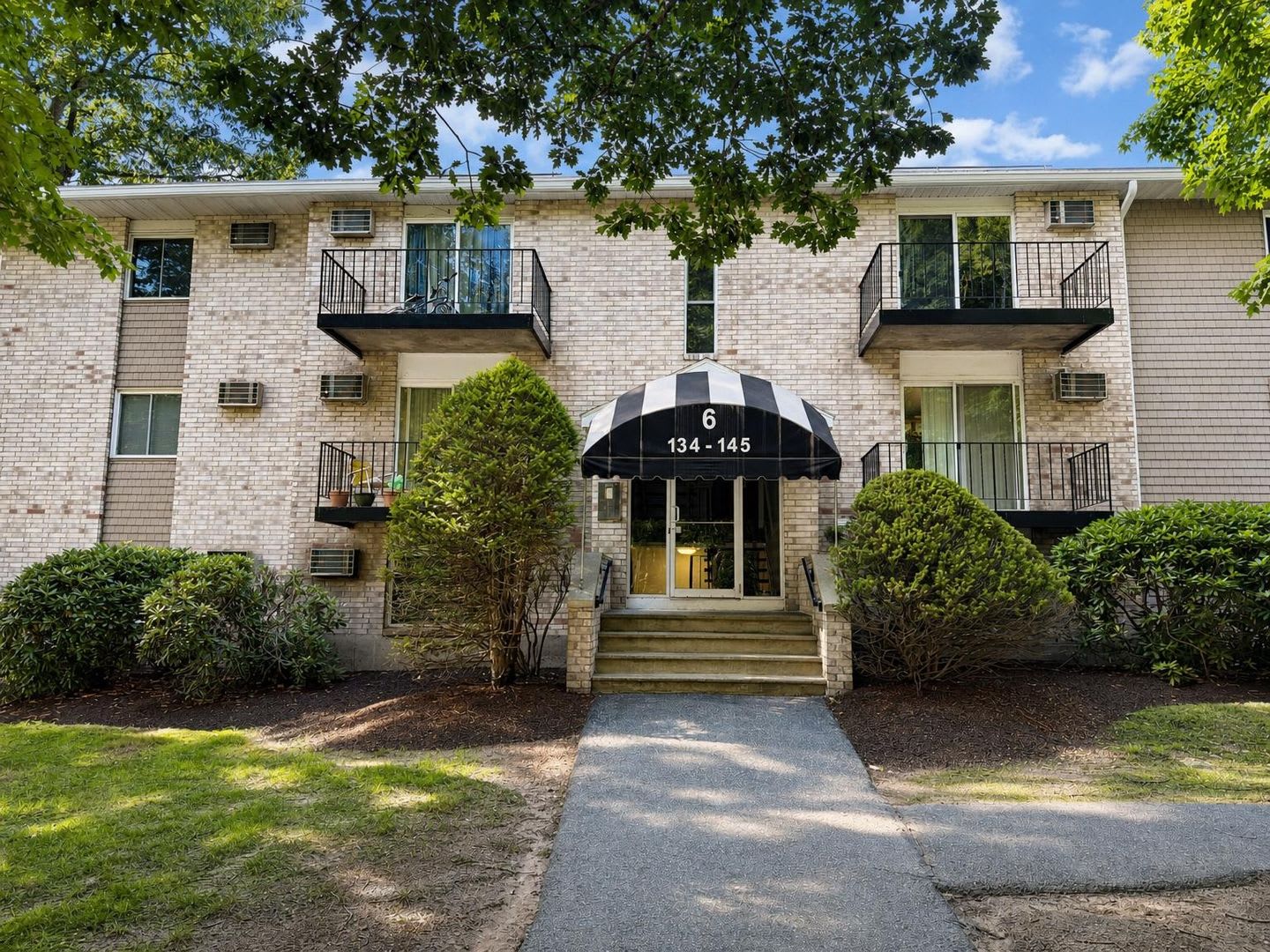 Welcome To 440 North Ave Unit 138 Haverhill Ma 01830 A Beautifully Updated 2 Bedroom 1 Bath Condominium Offering Modern Finishes Outstanding Community Amenities And Electric Heat Hot Water Included – photo 2