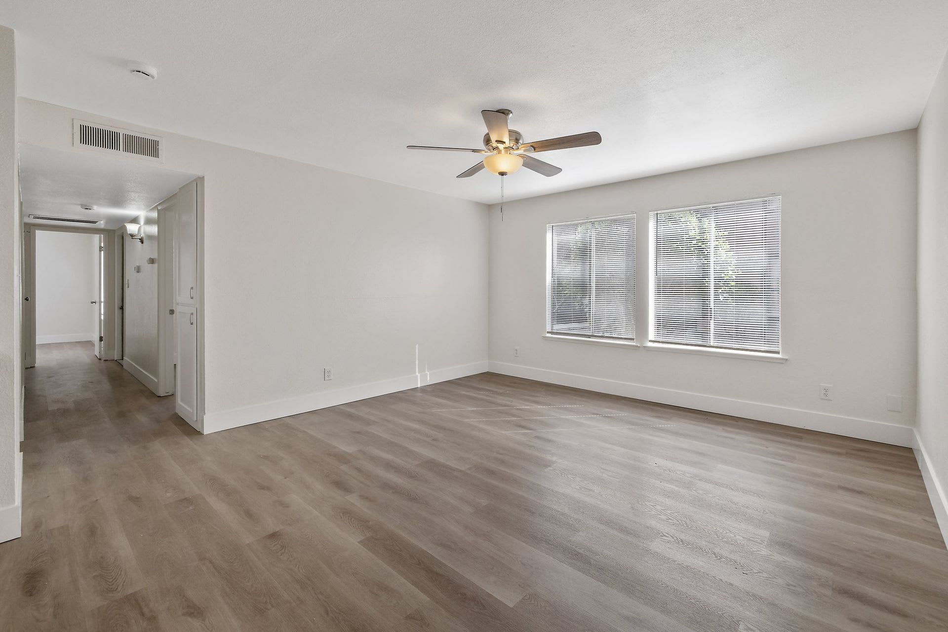 MOVE IN READY! 2 WEEKS OFF!! NO APP FEE! UPSTAIRS UNIT WITH BALCONY! – photo 1