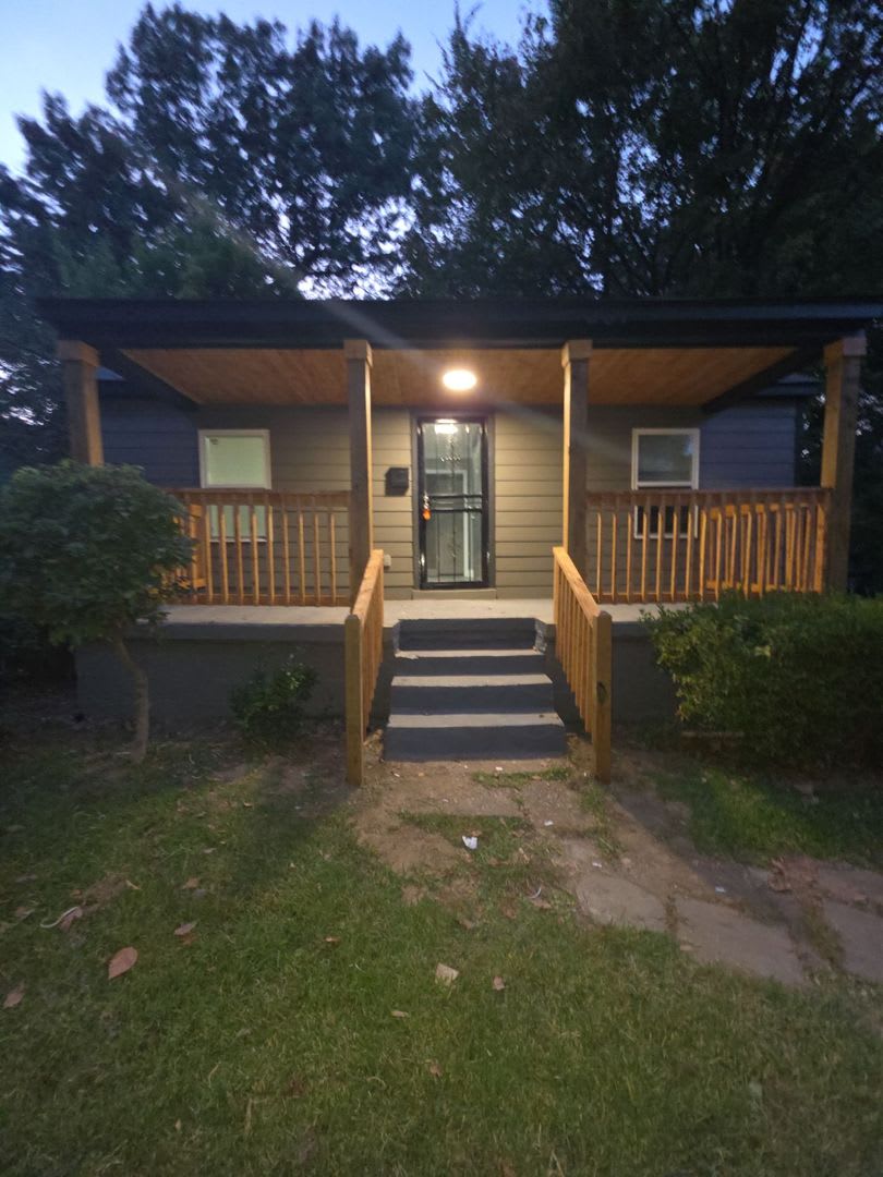Spacious 3 Bedroom 2 Bath House Unfurnished – photo 1