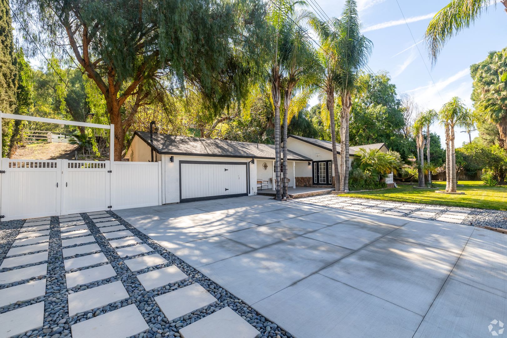 New Price 6 800 Month Furnished Shadow Hills Retreat With Utilities Included Exclusive Private Hill Access – photo 3