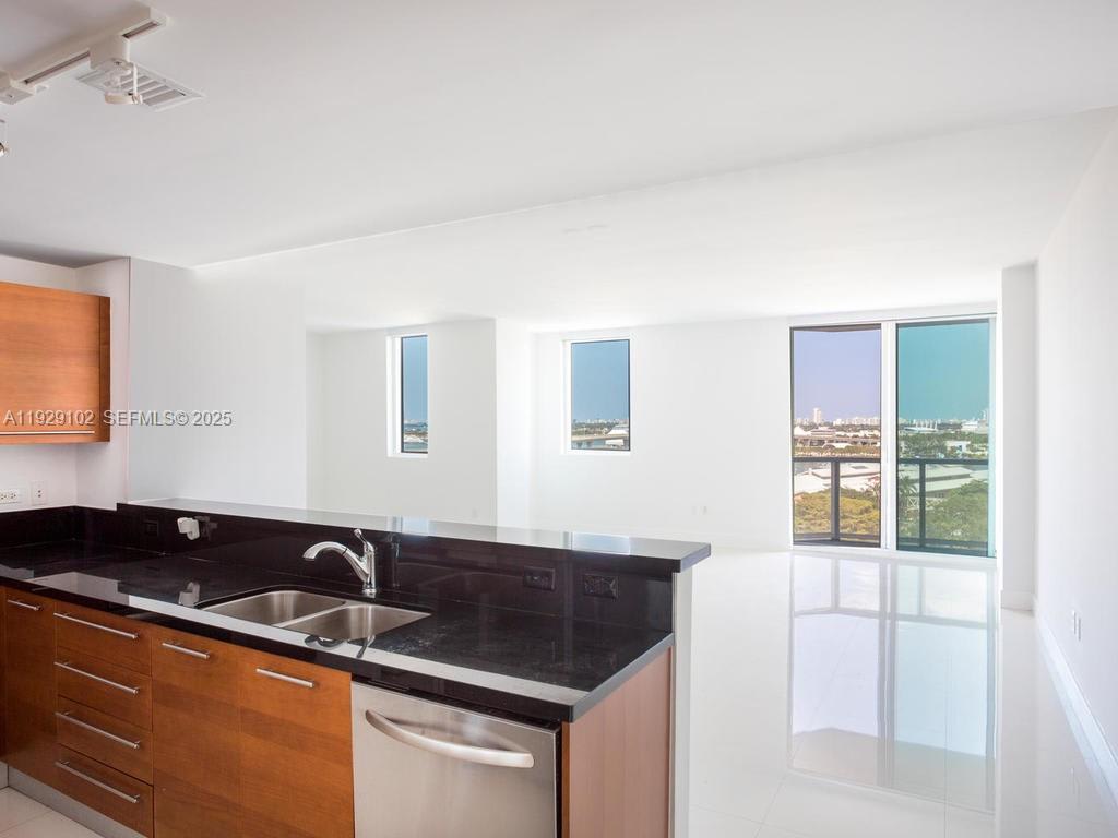 244 Biscayne Blvd Way – photo 2