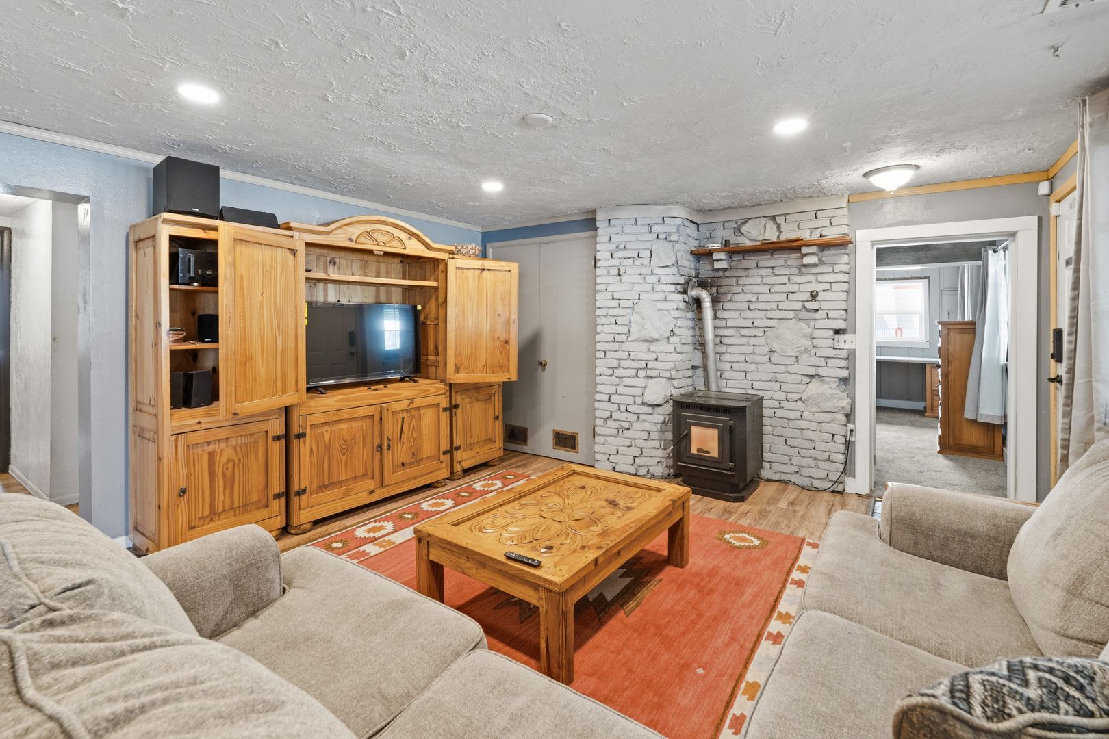 3 Bed 2 5 Bath Fully Furnished Single Level Rancher With Fenced Yard Plenty Of Space With Commercial 40X30 Shop – photo 2