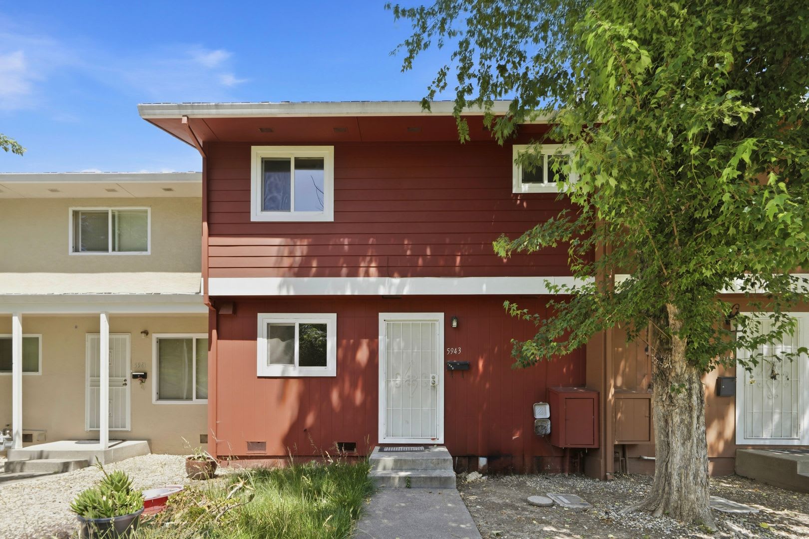 FULLY REMODELED 3-BEDROOM TOWNHOME – TWO CAR GARAGE – photo 1
