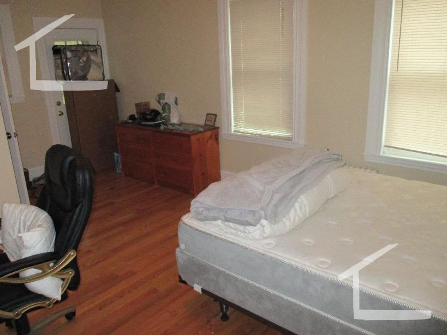 Nicely renovated 3 bed unit with in-unit laundry. – photo 4