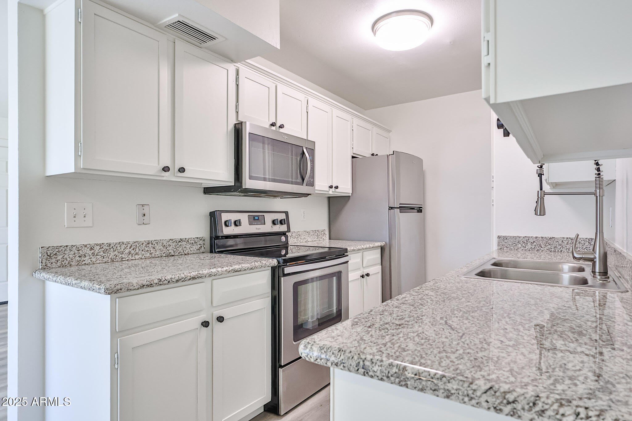 6024 W GOLDEN Lane – photo 2