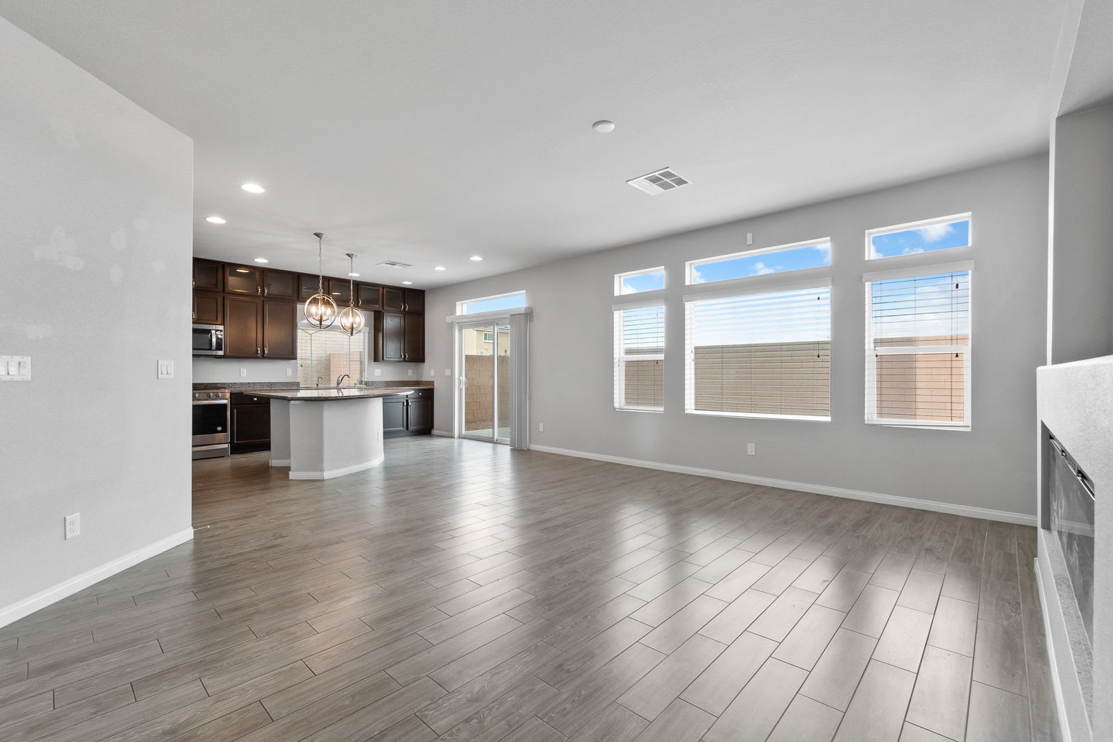 Spacious 5-Bedroom Home with Expansive Loft in Southwest Las Vegas – photo 3