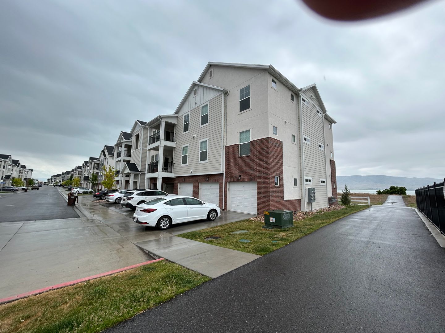 Beautiful Newly Built 3 bedroom, 2 bathroom Condo in Vineyard! – photo 2