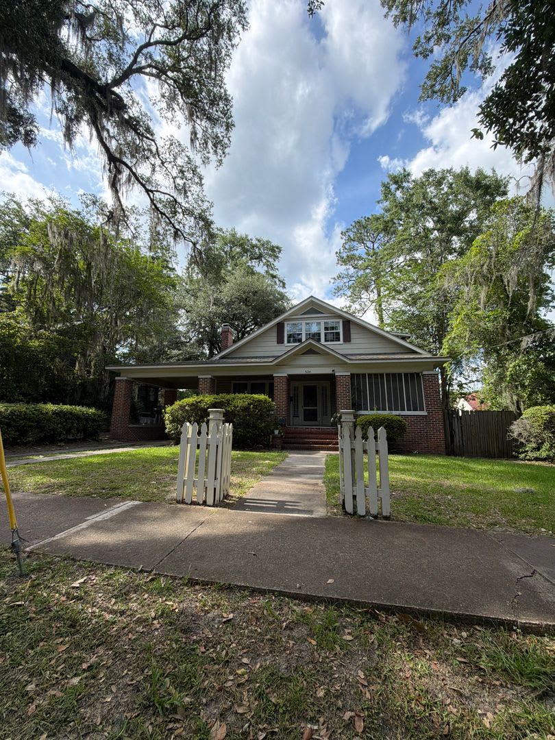 Beautiful downtown quad. 1 and 2 bed units available now. Pets allowed. – photo 4