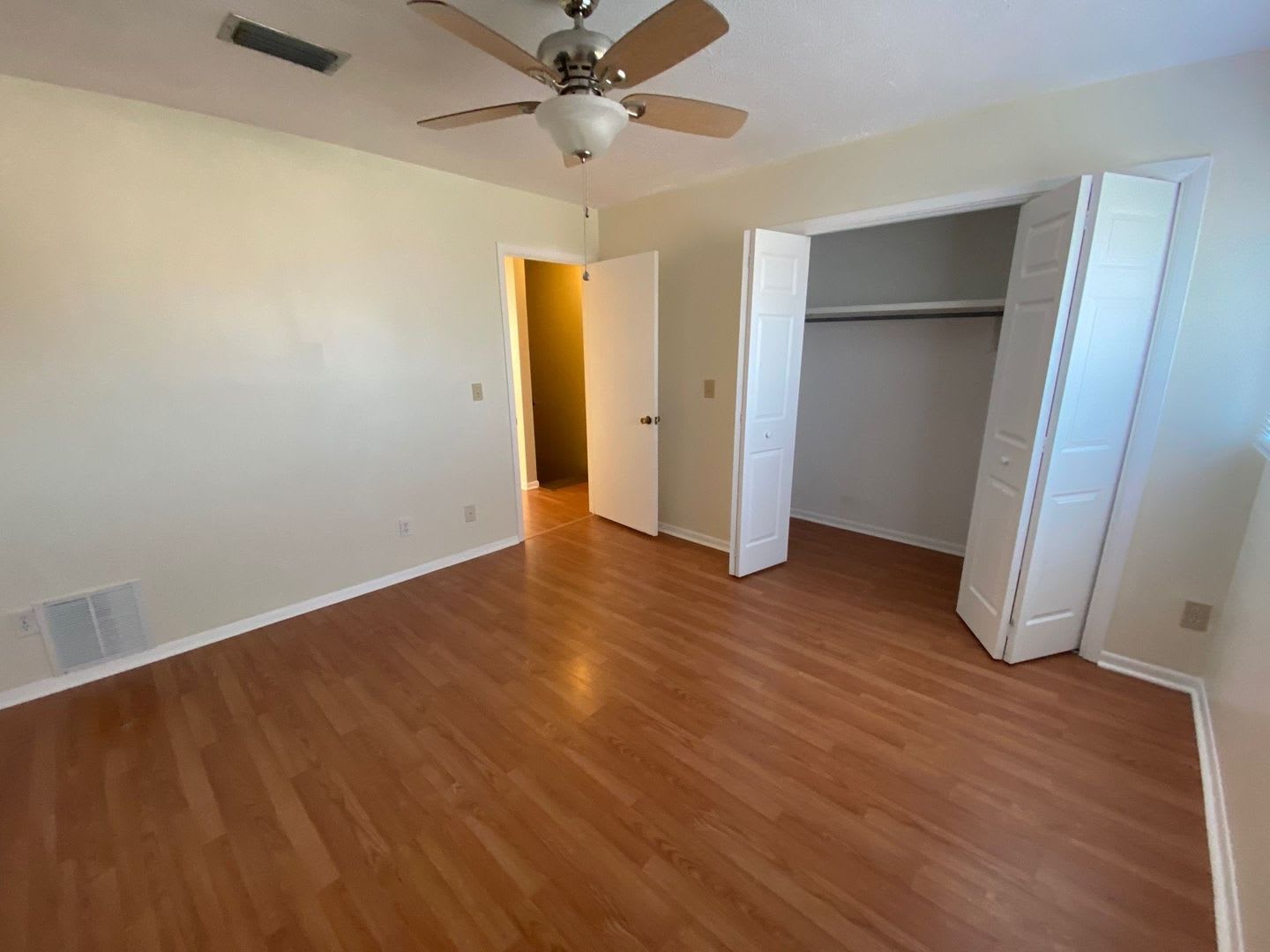 Centrally Located Townhome Near Schools Shopping Dining 1 2 Off Security Deposit For A D Military – photo 3