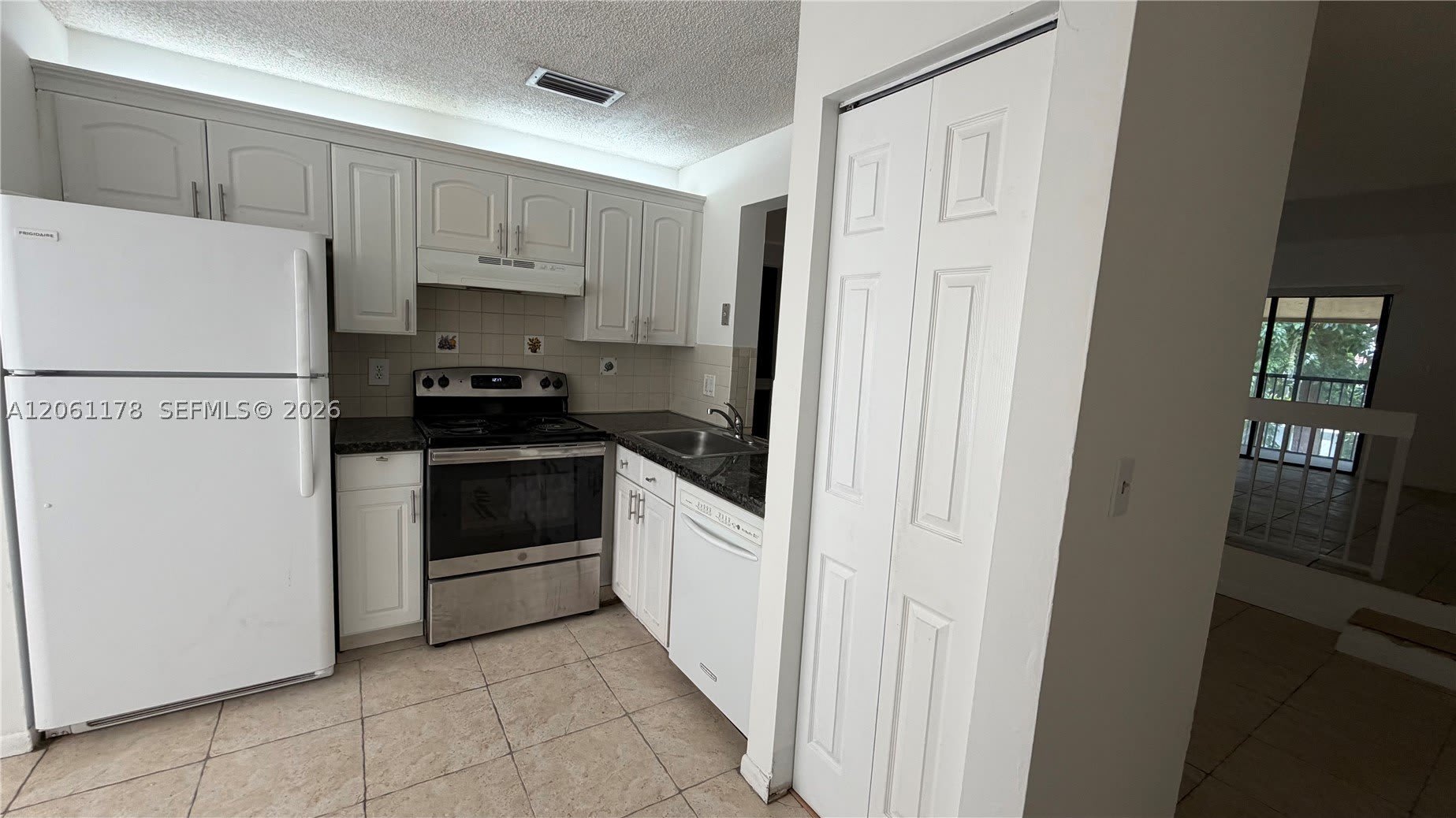 2550 Riverside Dr – photo 2
