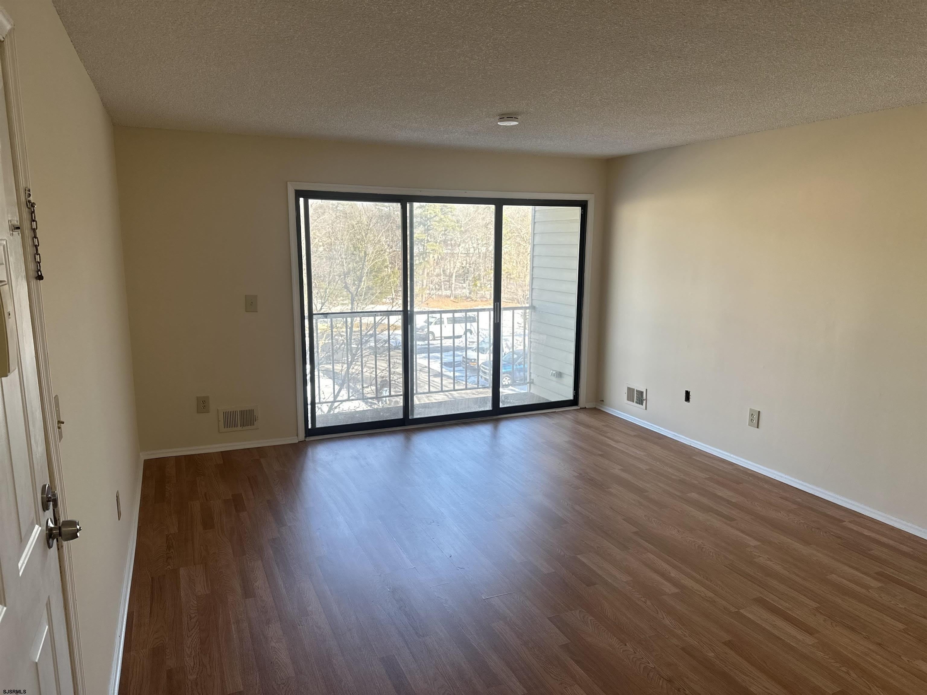 203 Colonial Ct – photo 2