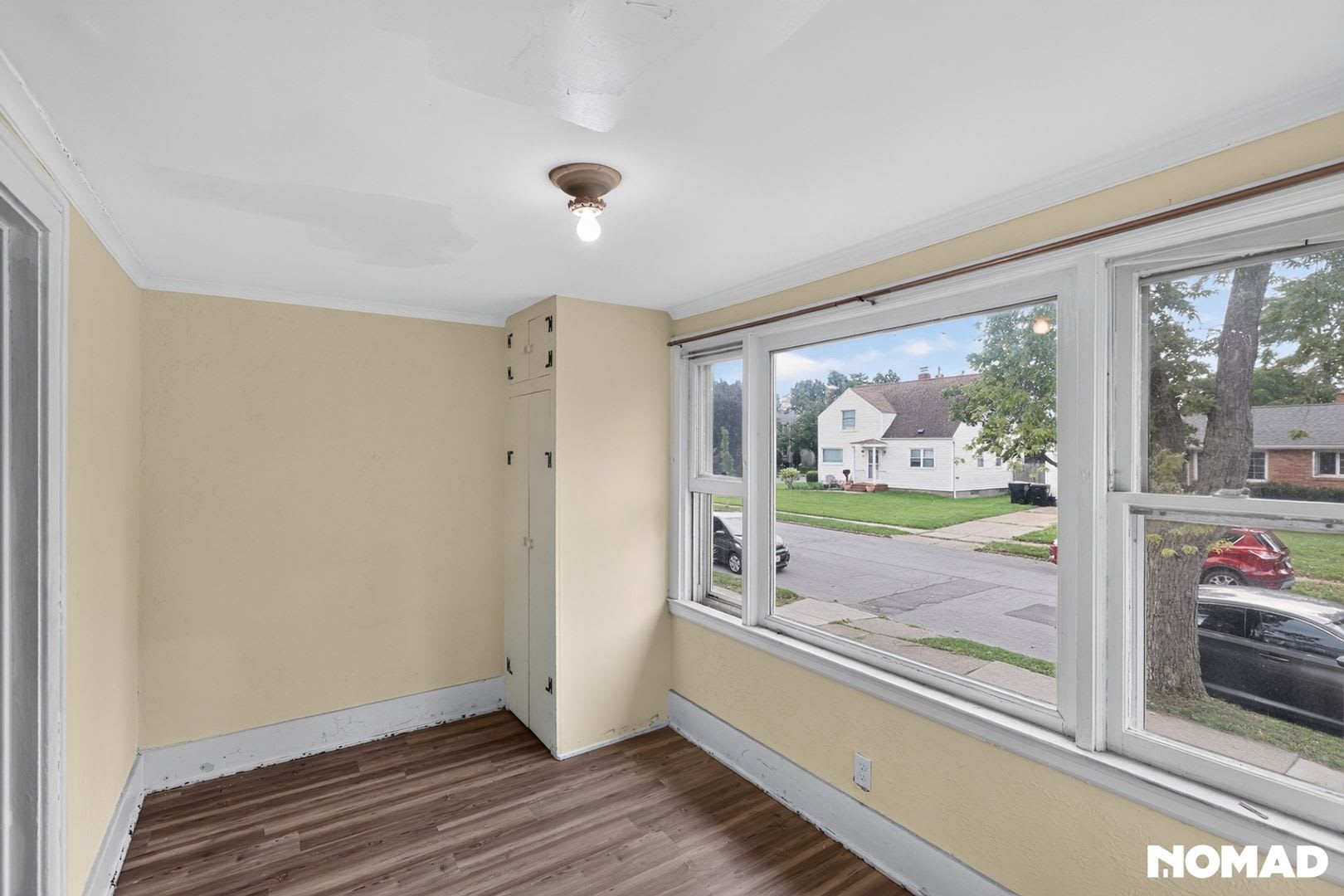 Large 2Bed/1Bath + Dining Room + Living Room + Sunroom in Kenmore – photo 2