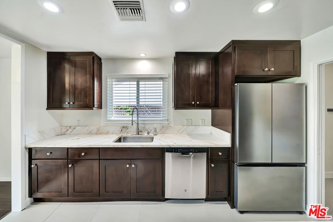 23008 Hamlin St – photo 3