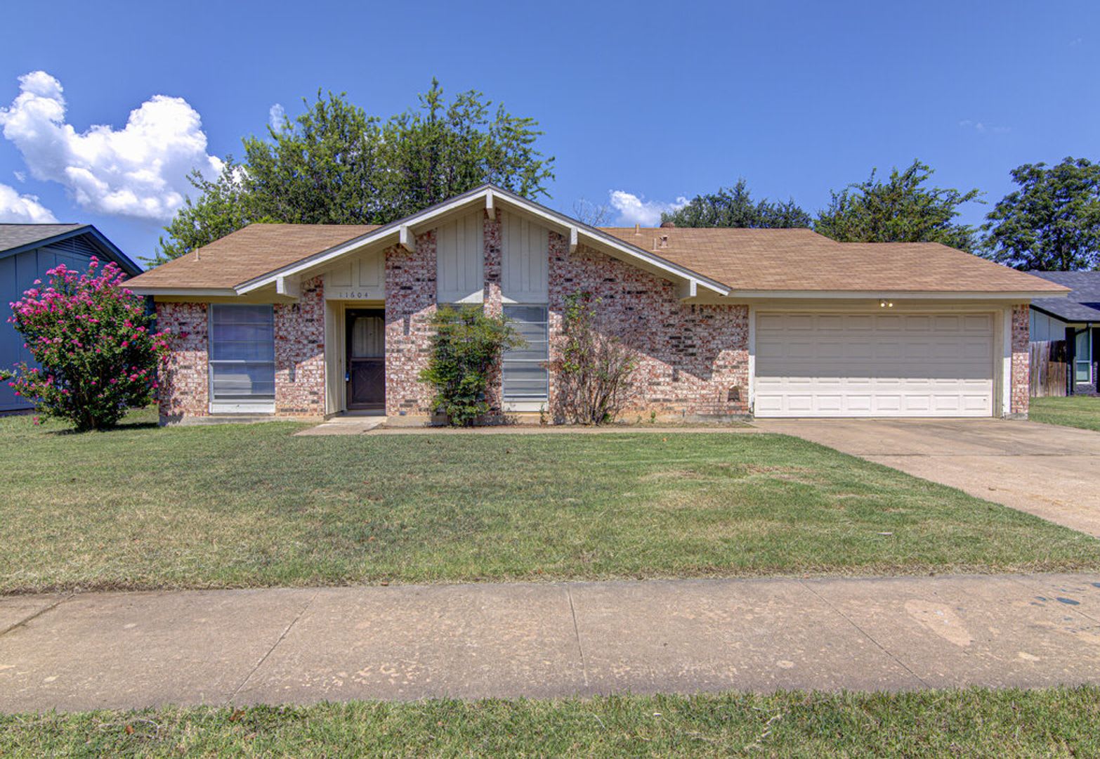 Charming 3 Bed / 2 Bath Home in a Prime Northwest Austin Location! – photo 2