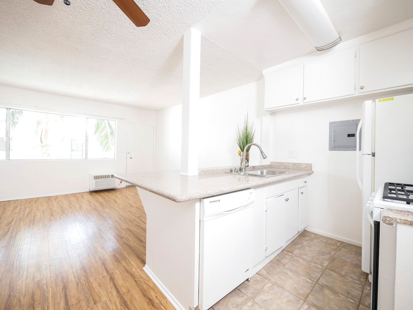 15925 Victory Blvd. – photo 1