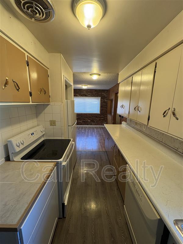1210 N Locust Rd – photo 5
