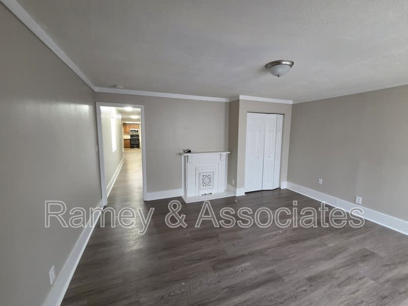 2402 Rowan St – photo 4