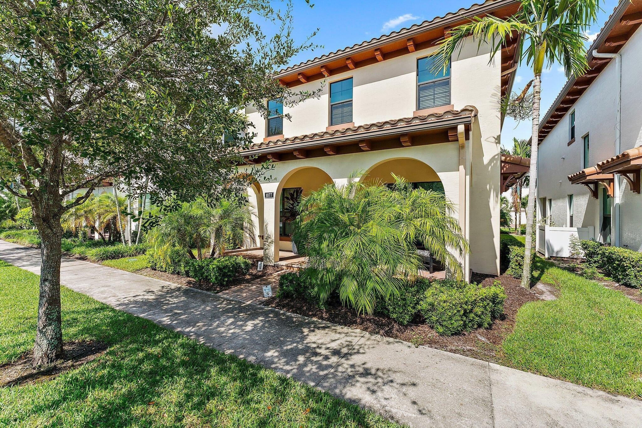 1077 Faulkner Terrace – photo 3