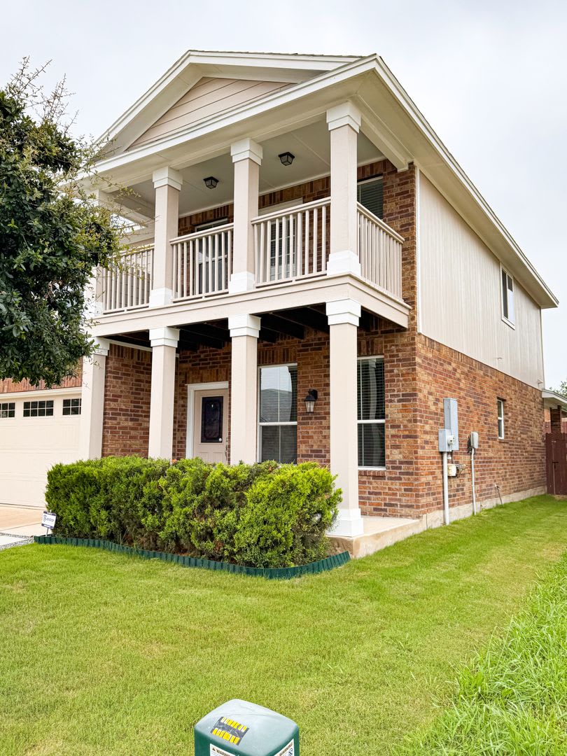 Pending Beautiful Home In Yowell Ranch – photo 3