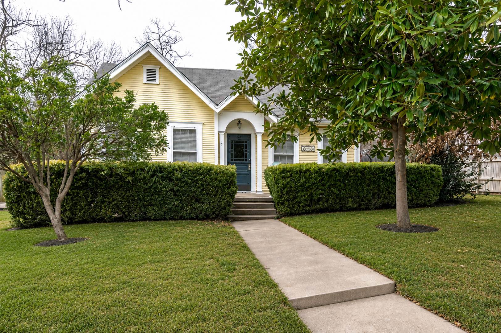 Spacious 4-Bedroom Charmer in Central Temple – photo 1
