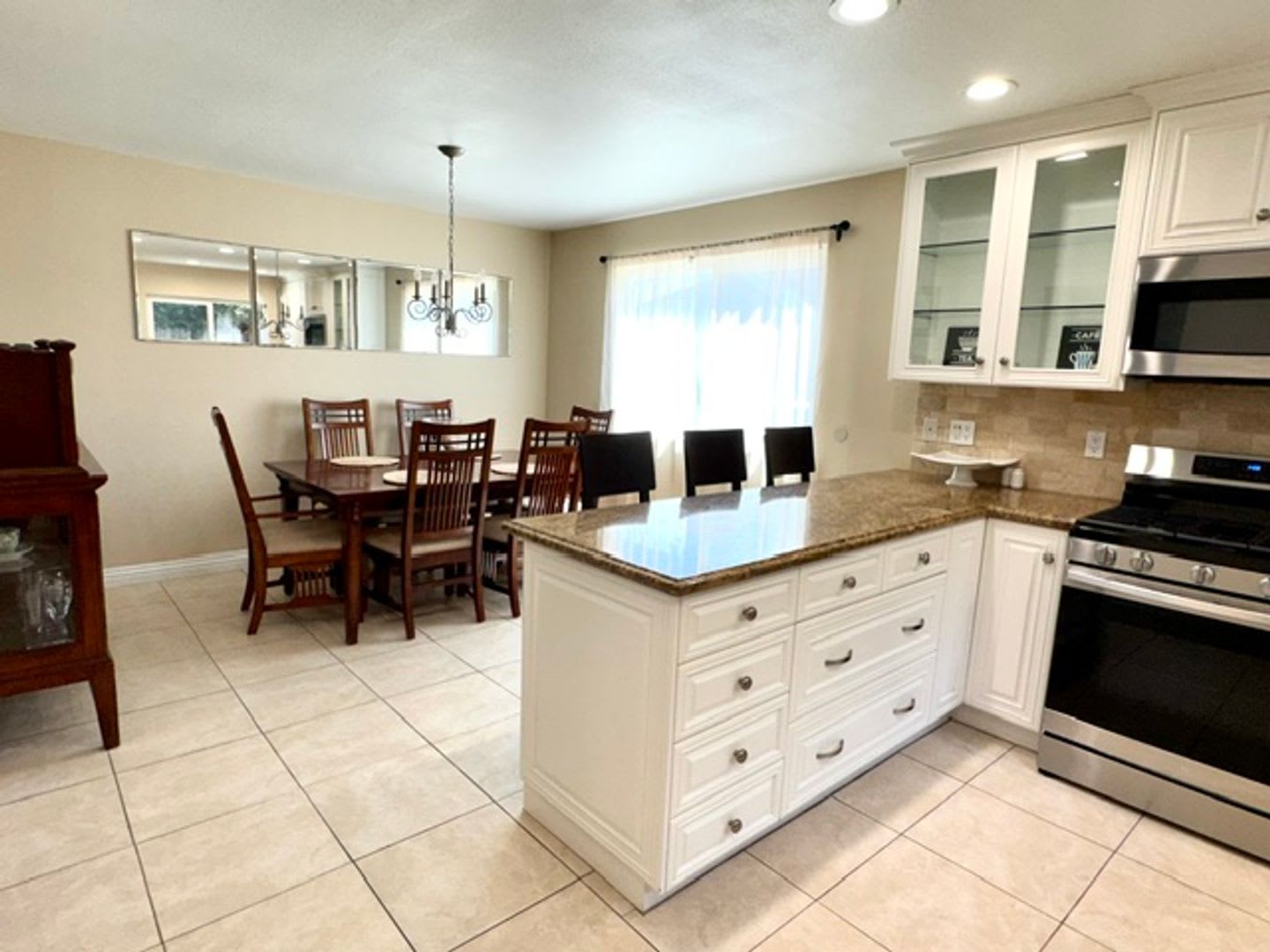 New Fully Furnished Costa Mesa Condo Near Back Bay – photo 2